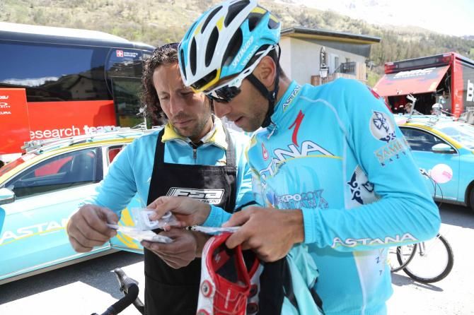 Vincenzo Nibali (Astana) checks to make sure the mechanic has the right pack