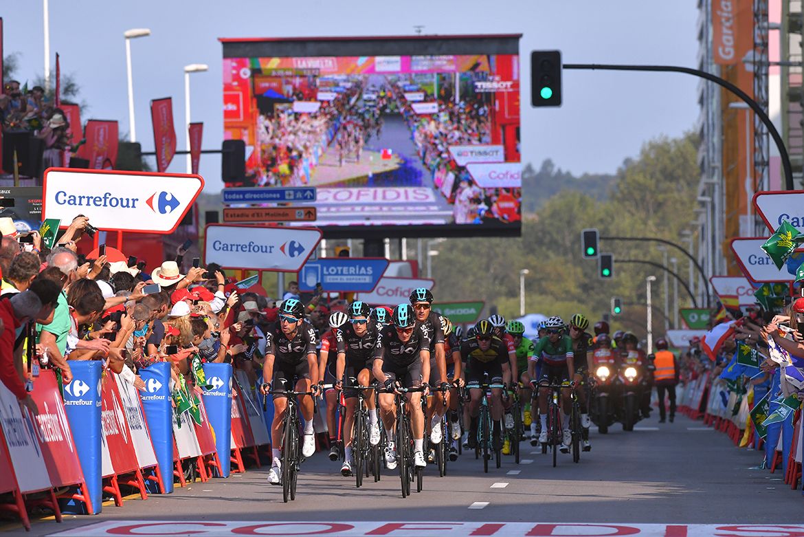 Team Sky roll calmly to the line