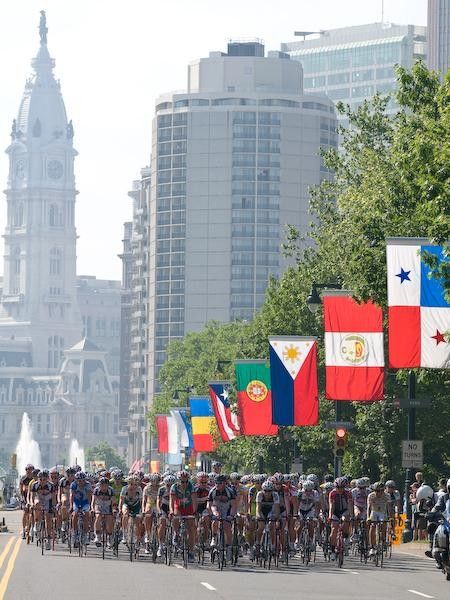 After Daniel Holloway's (USA National Team) first lap attack, the field adopted a somewhat predestination pace which would cause concern later as the women's race, which started after the men's, would catch and pass them.