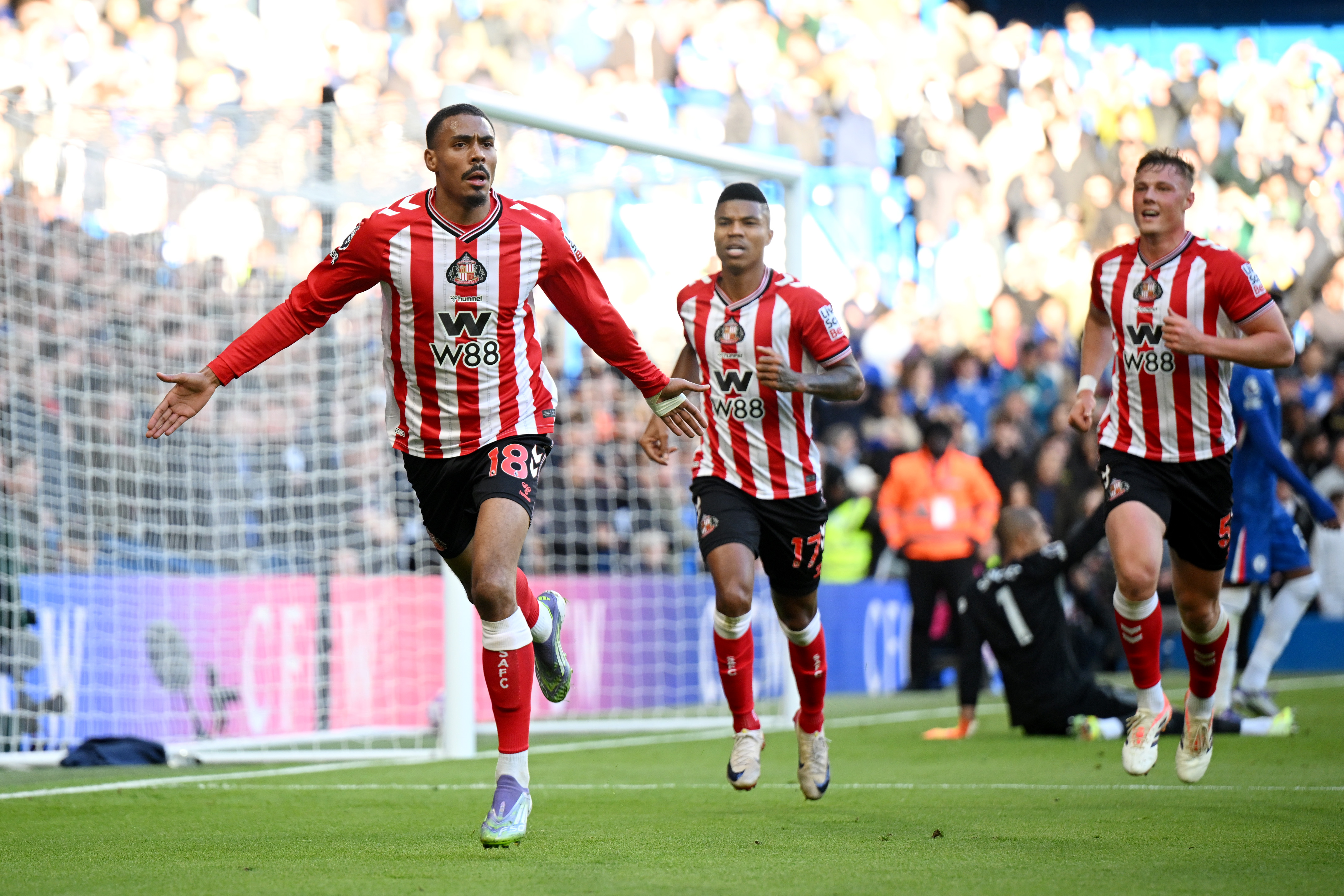 LONDON, ENGLAND - OCTOBER 25: Wilson Isidor of Sunderland celebrates scoring his team&amp;apos;s first goal during the Premier League match between Chelsea and Sunderland at Stamford Bridge on October 25, 2025 in London, England. (Photo by Clive Mason/Getty Images)
