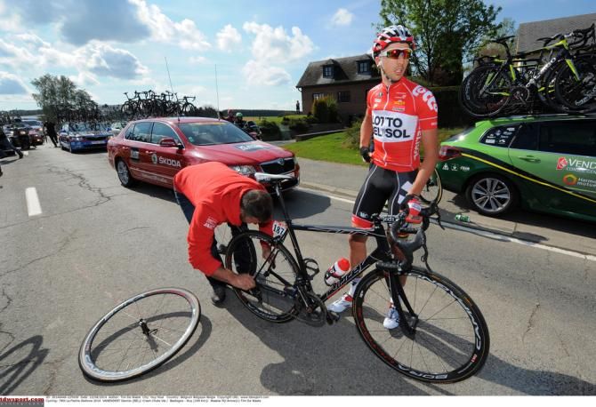 Dennis Vanendert (Lotto-Belisol) with a wheel change