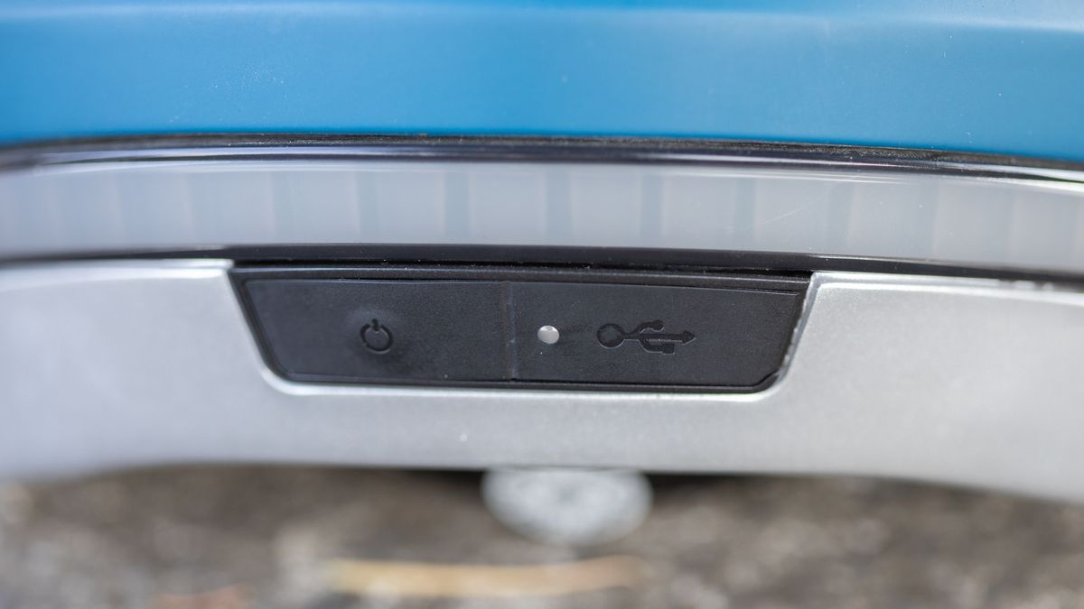 Nutcase Vio control button and charging port