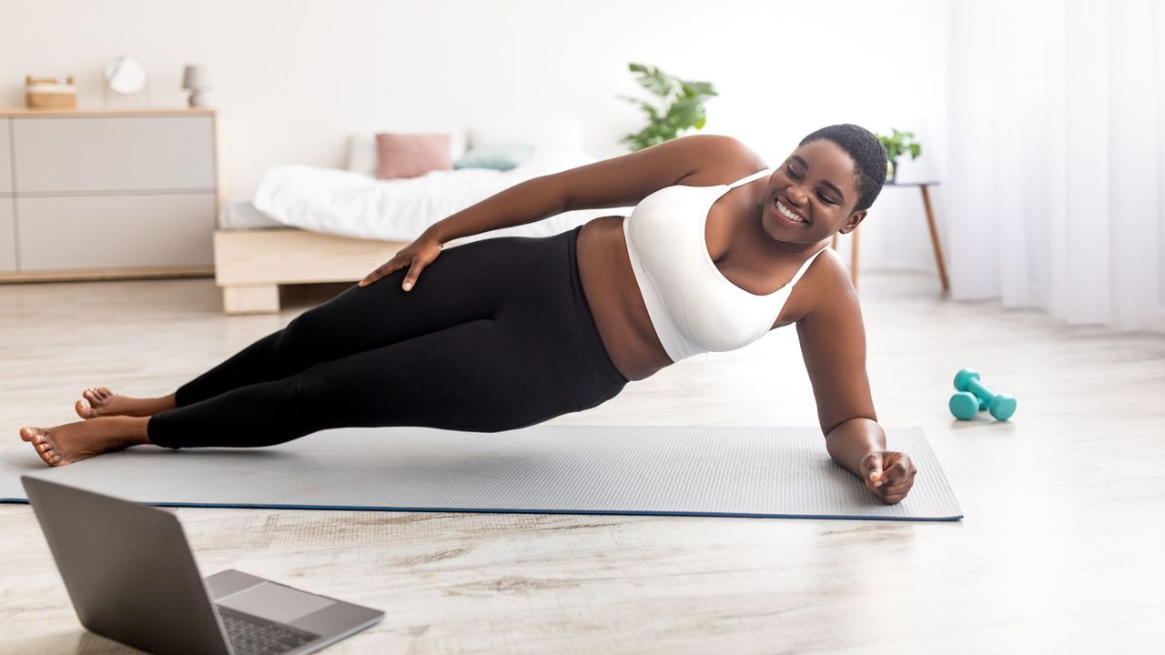 A woman doing one of her go-to 30 minute dumbbell workouts