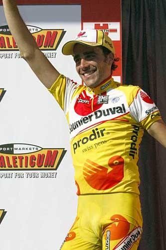 Koldo Gil (Saunier Duval-Prodir) boards the podium.