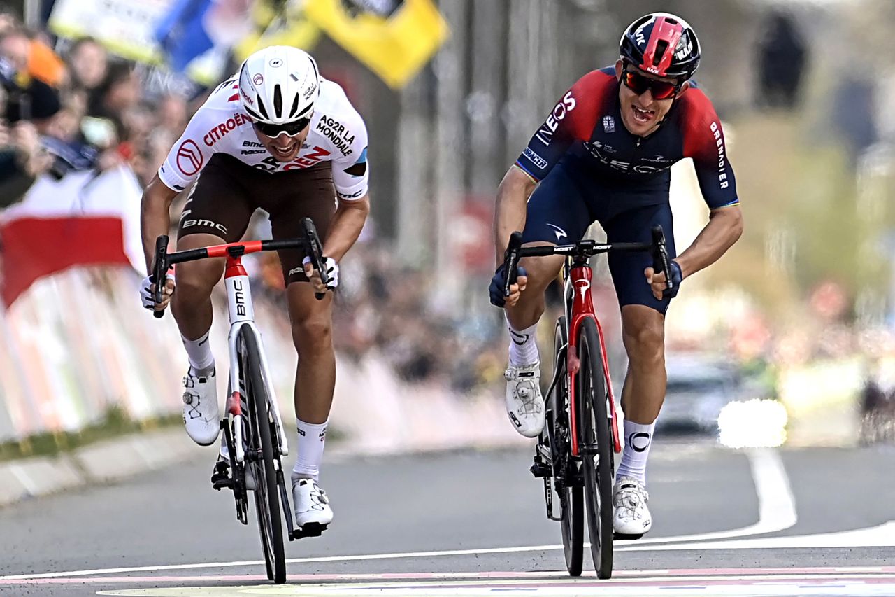 Amstel Gold Race 2022 - 56th Edition - Maastricht - Valkenburg 254,1 km - 10/04/2022 - Benoit Cosnefroy (FRA - AG2R Citroen Team) - Michal Kwiatkowski (POL - INEOS Grenadiers) - photo Nico Vereecken/PN/SprintCyclingAgency&Acirc;&copy;2022