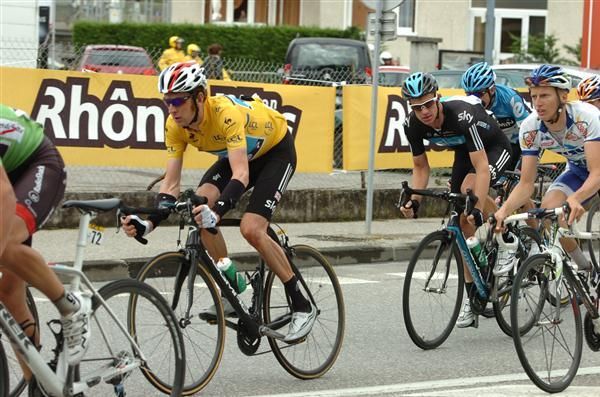 Michael Rogers (Sky) keeps close to teammate Bradley Wiggins