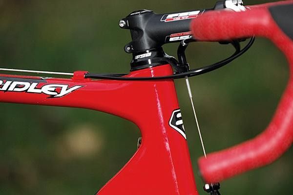 FSA's 'cross-specific headset includes a cable hanger for a clean build.