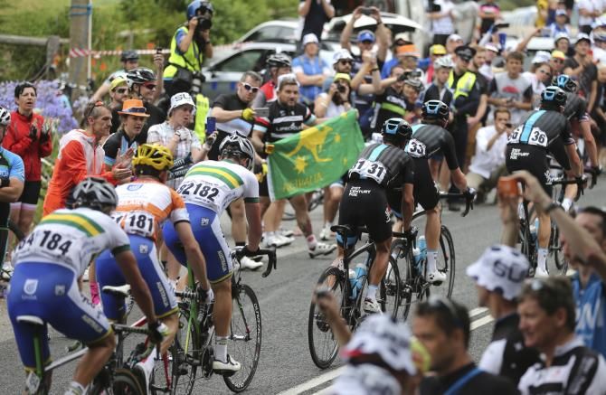 UniSA riders protecting Jack Bobridge while fans cheers them on