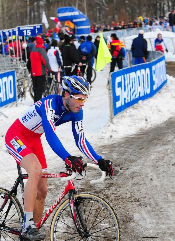 Emilien Viennet (France) takes a wide line on a corner