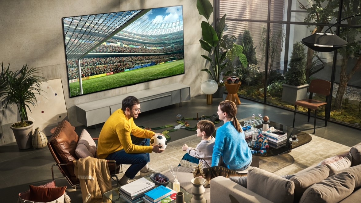 El nuevo televisor LG G2 OLED de 97 pulgadas en la sala de estar de una familia.