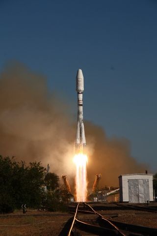 Soyuz 2 rocket launches six Globalstar satellites