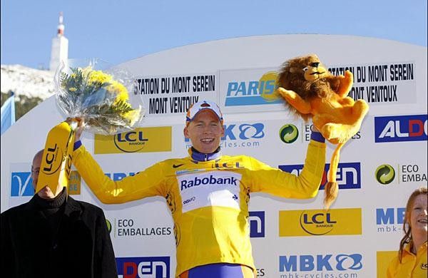 Gesink receives a lion for his efforts as is custom for ASO multi-day events.