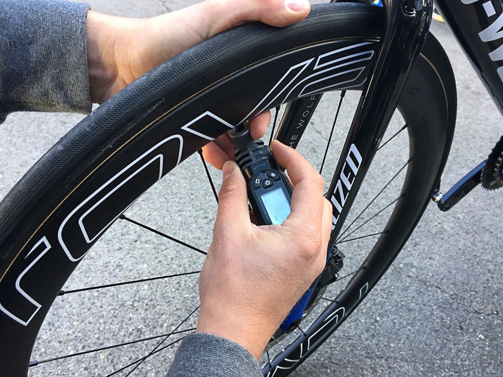 The Deceuninck-QuickStep mechanical carefully checked the tyre pressure before the start with this digital device