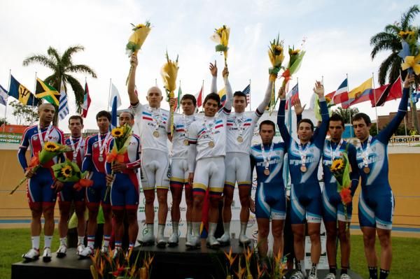 The men's team pursuit podium