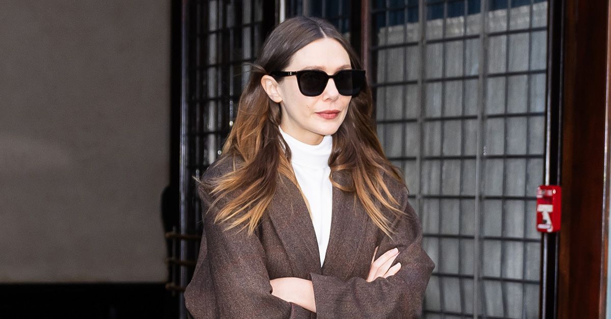 Elizabeth Olsen เดินทางไปสนามบินด้วยเทรนด์เดนิมที่ร่ำรวยที่สุดในฤดูหนาวและสีโค้ต "It"