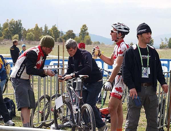 Mechanics work on Evan Guthrie's bike in the pit
