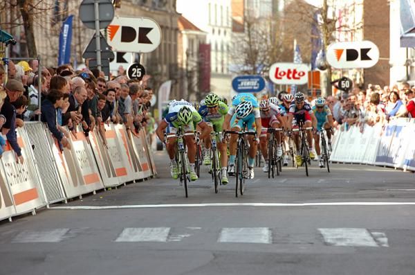 It's a drag race between Peter Sagan (Liquigas-Cannondale) and Jacopo Guarnieri (Astana) for stage one honours.