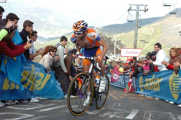 Laurens Ten Dam (Rabobank) en route to a 9th place stage finish on the Cuitu Negru.