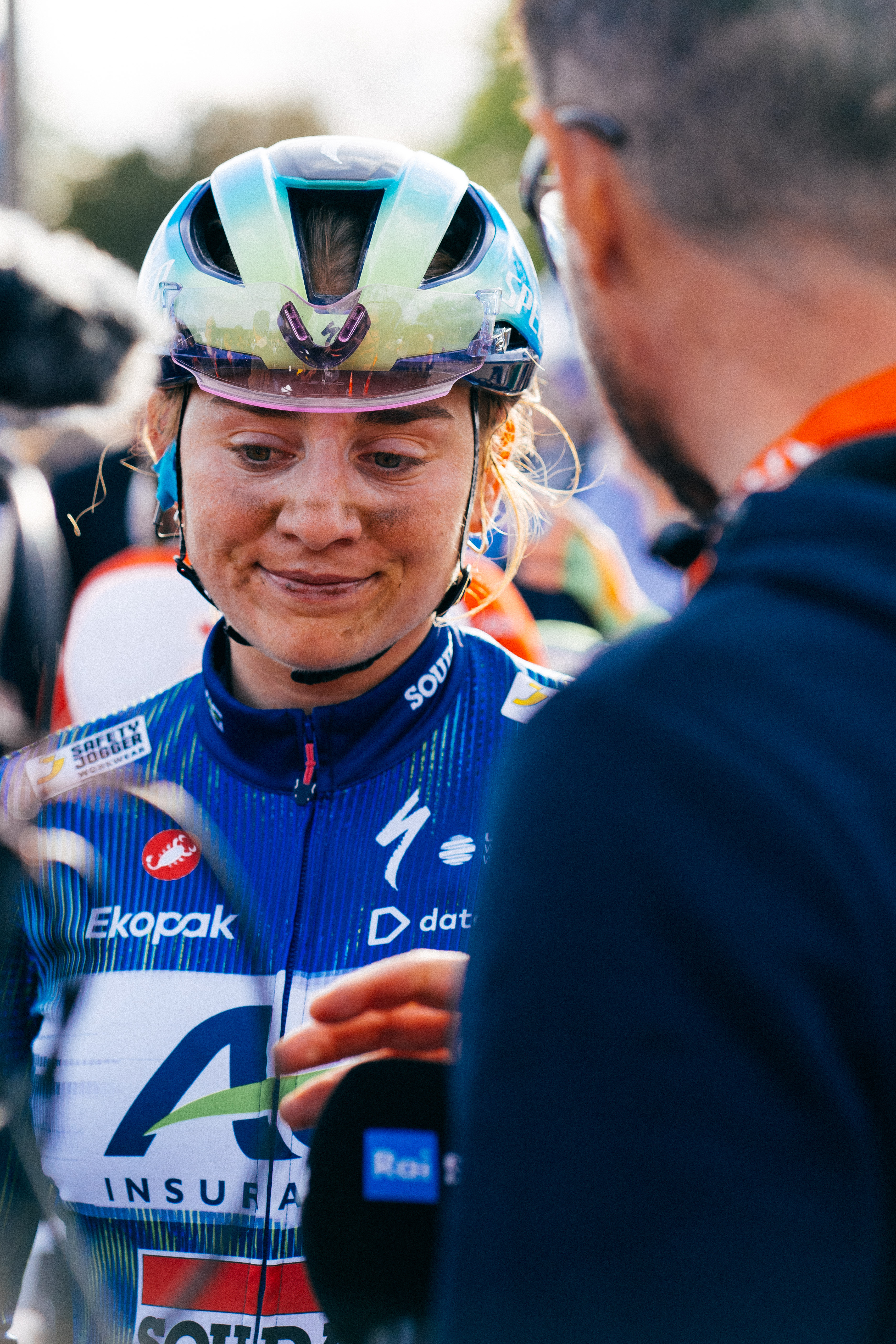 Ciclistas profesionales al final de la París-Roubaix