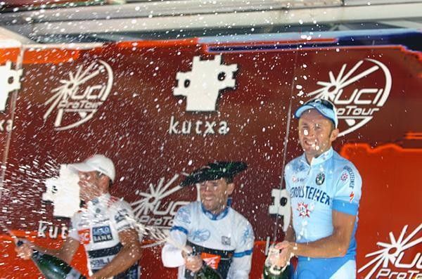Bubbly time for Alejandro Valverde (Caisse d'Epargne).
