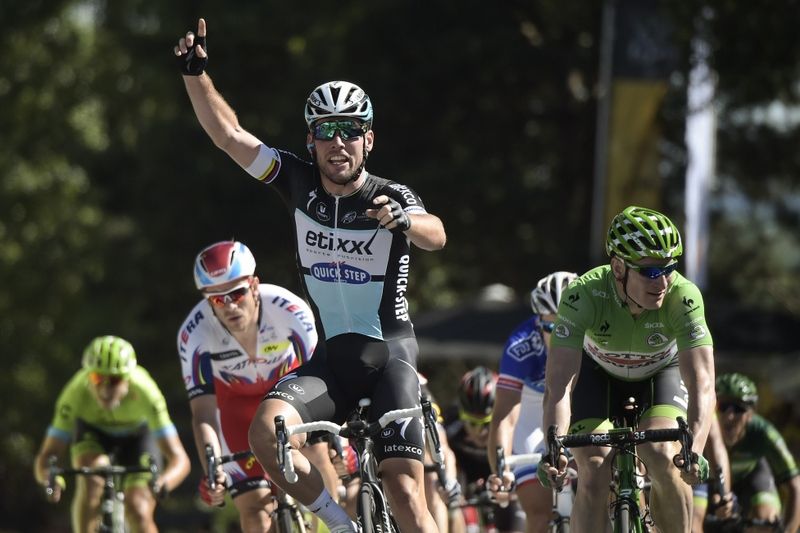 Mark Cavendish (Etixx-Quick Step) beats Andre Greipel to the stage win