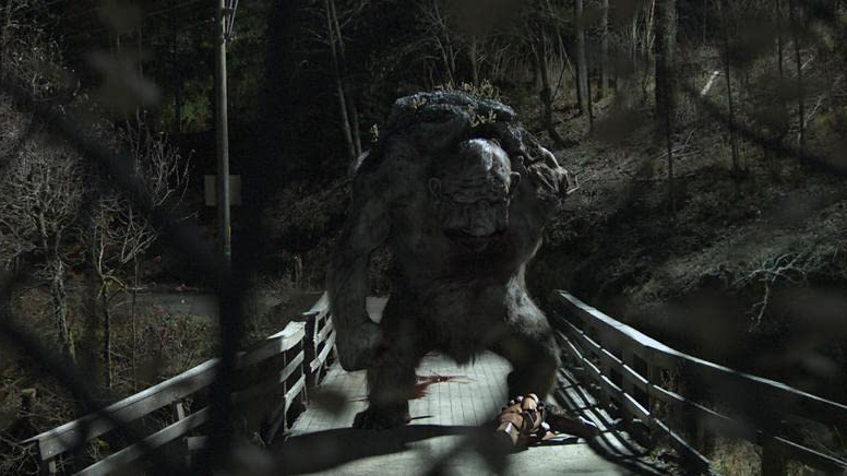 Fotograma de la película Trollhunter, que muestra un troll en un puente