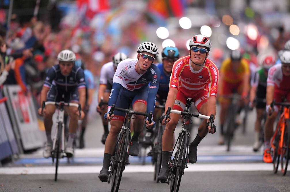 Michael Carbel Svendgaard beats Oliver Wood to the bronze medal in the U23 road race in Bergen