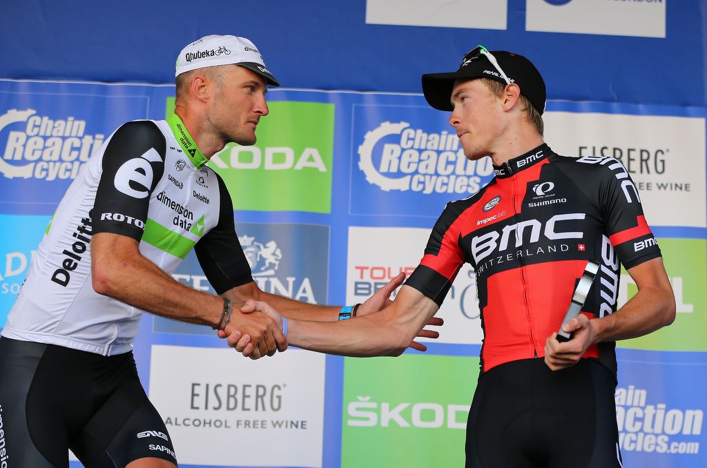 Steve Cummings (Dimension Data) shakes the hand of runner-up Rohan Dennis (BMC)