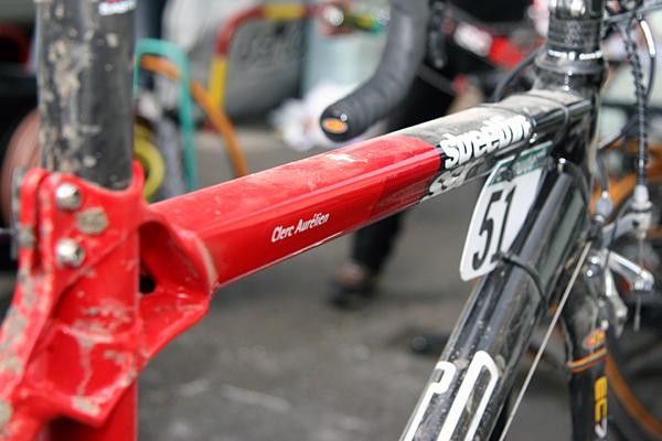 An unusually shaped top tube profile.