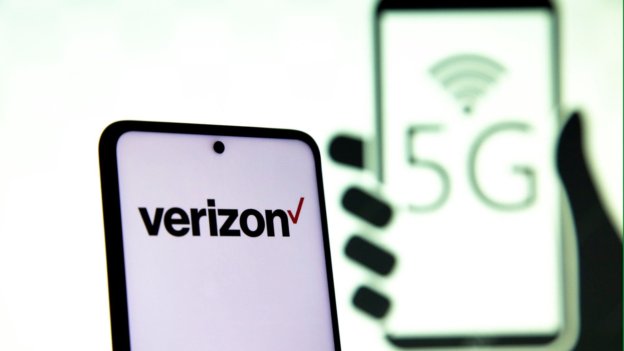 Un teléfono con el logo de Verizon sobre un fondo blanco y un letrero de 5G.