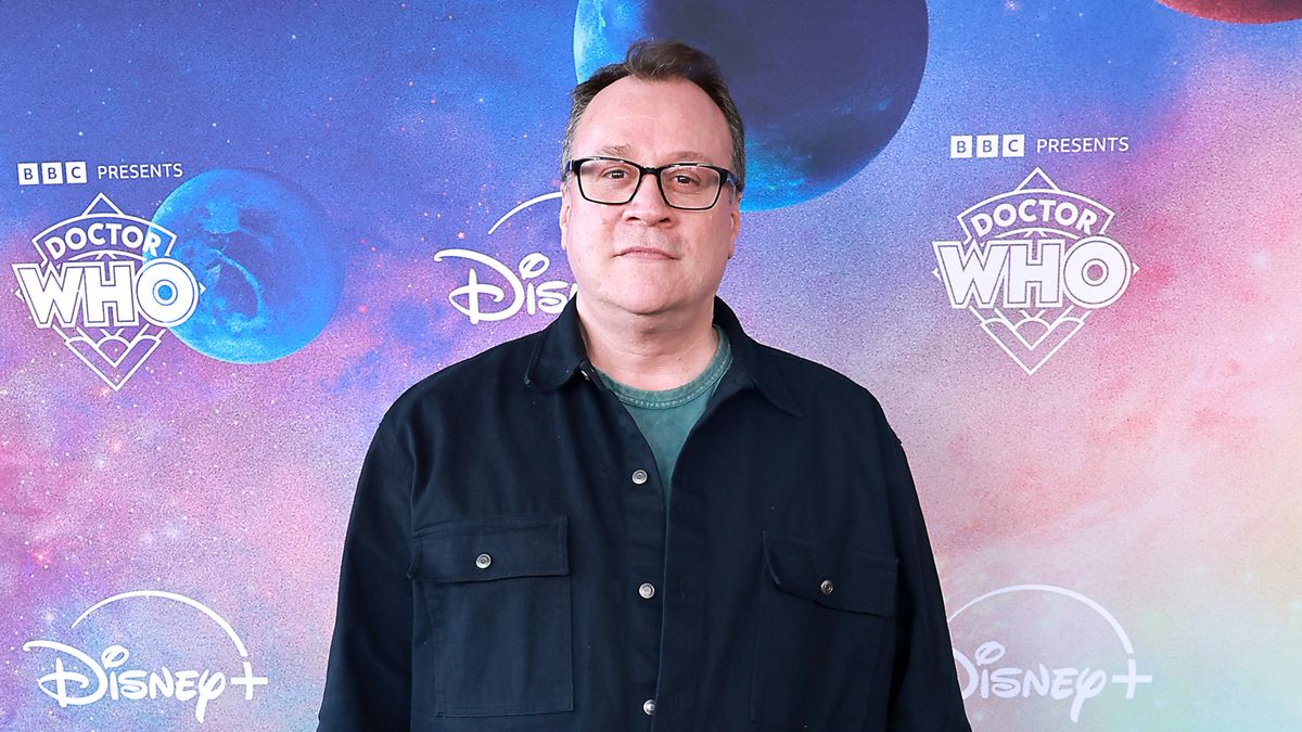 拉塞爾·T·戴維斯 (Russell T. Davies) 出席 2024 年 5 月 8 日在加利福尼亞州好萊塢 NeueHouse Hollywood 舉行的 Disney+ 系列《神秘博士》新一季美國首映式。