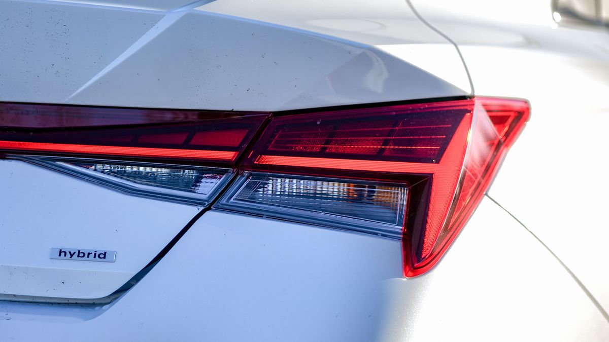2025 Hyundai Elantra Hybrid Limited test drive review.
