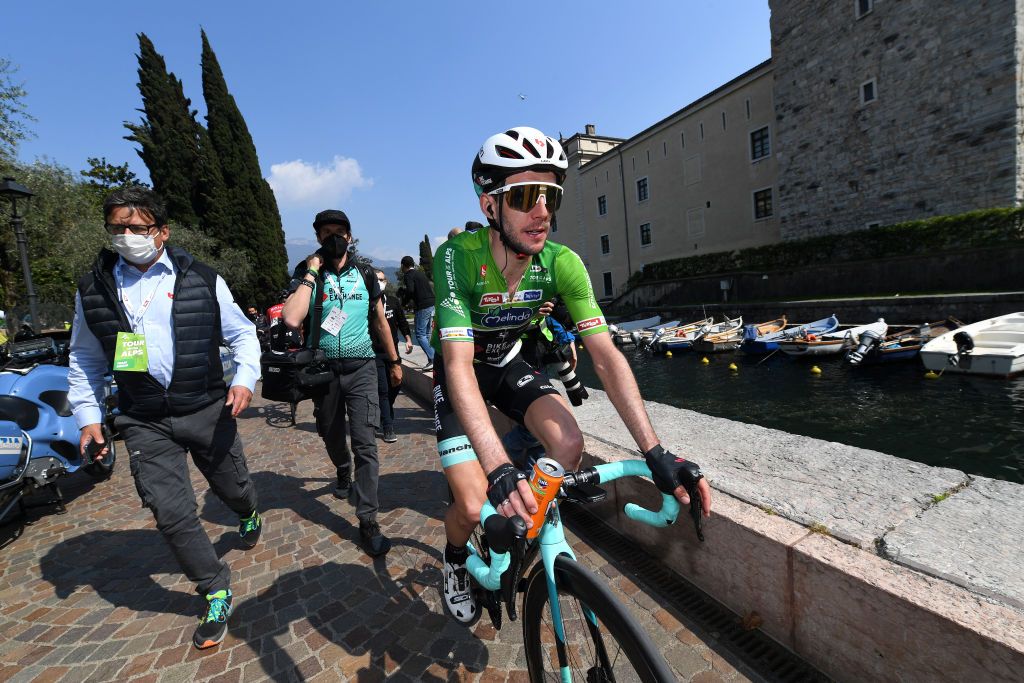 RIVA DEL GARDA ITALY APRIL 23 Simon Yates of United Kingdom and Team BikeExchange Green Leader Jersey celebrates at arrival during the 44th Tour of the Alps 2021 Stage 5 a 1209km stage from Valle del Chiese Idroland to Riva del Garda TourofTheAlps TouroftheAlps on April 23 2021 in Riva del Garda Italy Photo by Tim de WaeleGetty Images
