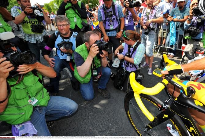One last photo opportunity for the yellow jersey at the startine