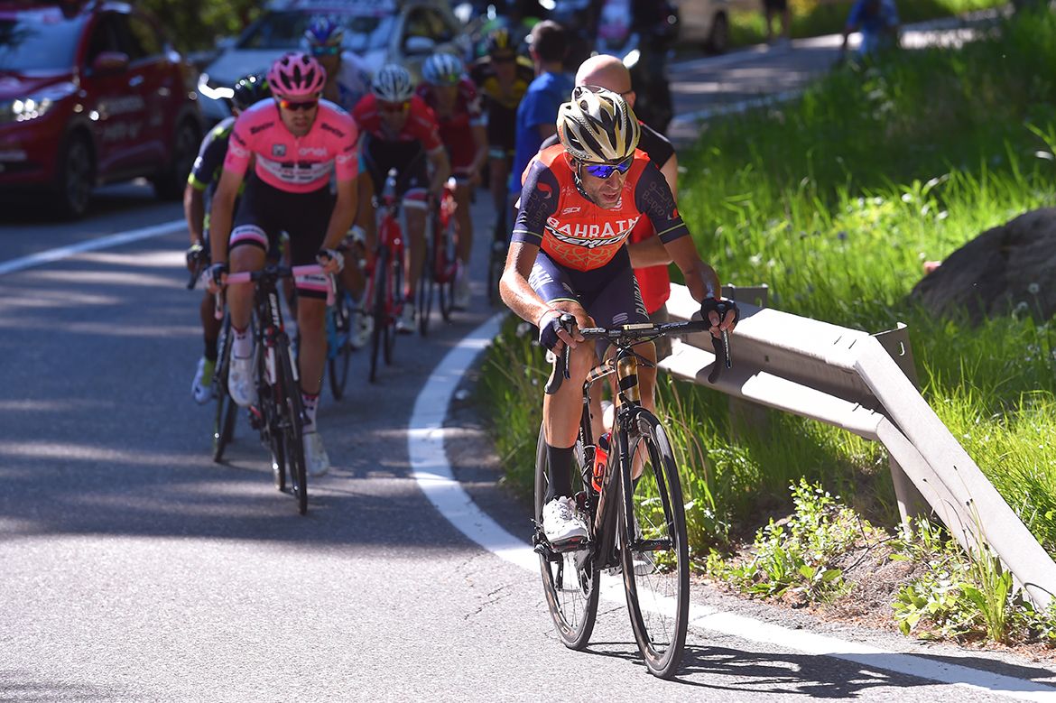 Vincenzo Nibali (Bahrain-Merida) attacks