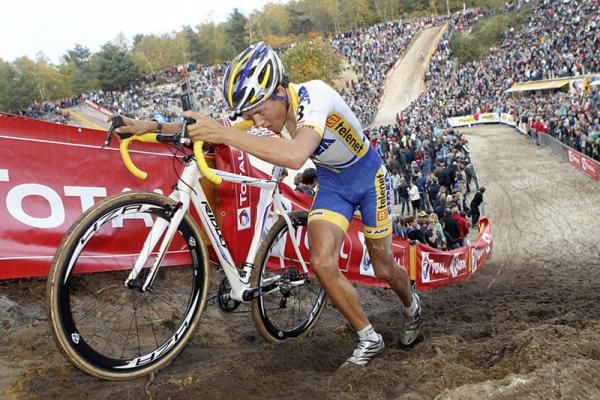 Tom Meeusen on the run-up.