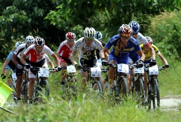 Emil Lindgren (Swe) Rabobank-Giant Offroad Team keeps the pace high in the front group