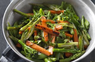 Stir fry vegtables inclusing carrots and runner beans in a pan