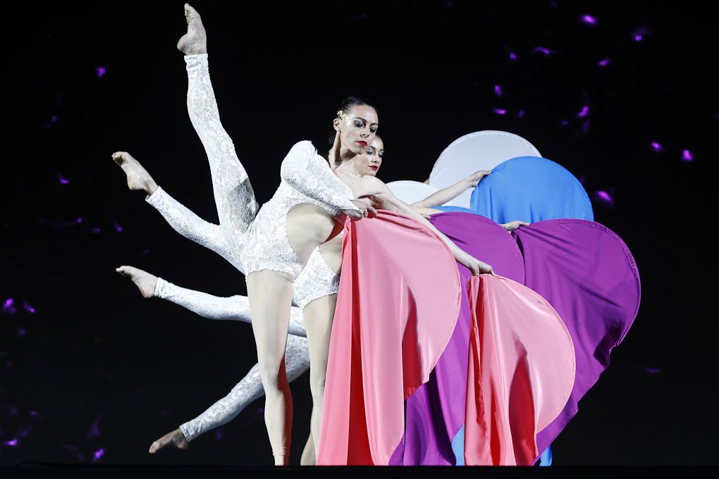 Dancers entertain the crowd at the Giro team presentation