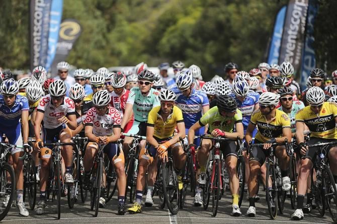 The bunch await the start of Stage 4 at the Woodside Tour de Perth