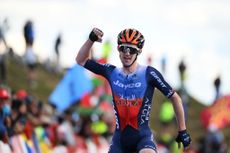 Eddie Dunbar celebrates winning stage 20 of the Vuelta a España 2024