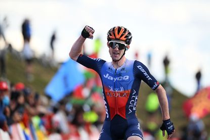 Eddie Dunbar celebrates winning stage 20 of the Vuelta a España 2024