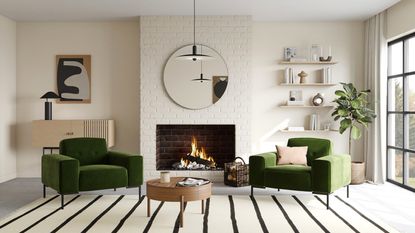 斯堪的纳维亚风格的客厅，圆形镜子，壁炉，条纹地毯和绿色扶手椅-右边有浮动架子，还有一棵大植物