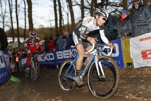 Marcel Meisen (BKCP-Powerplus) leads Julien Taramarcaz in Hoogerheide