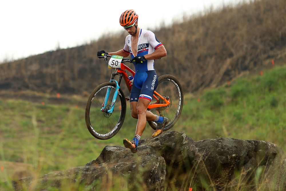 Peter Sagan runs with his bike after his puncture