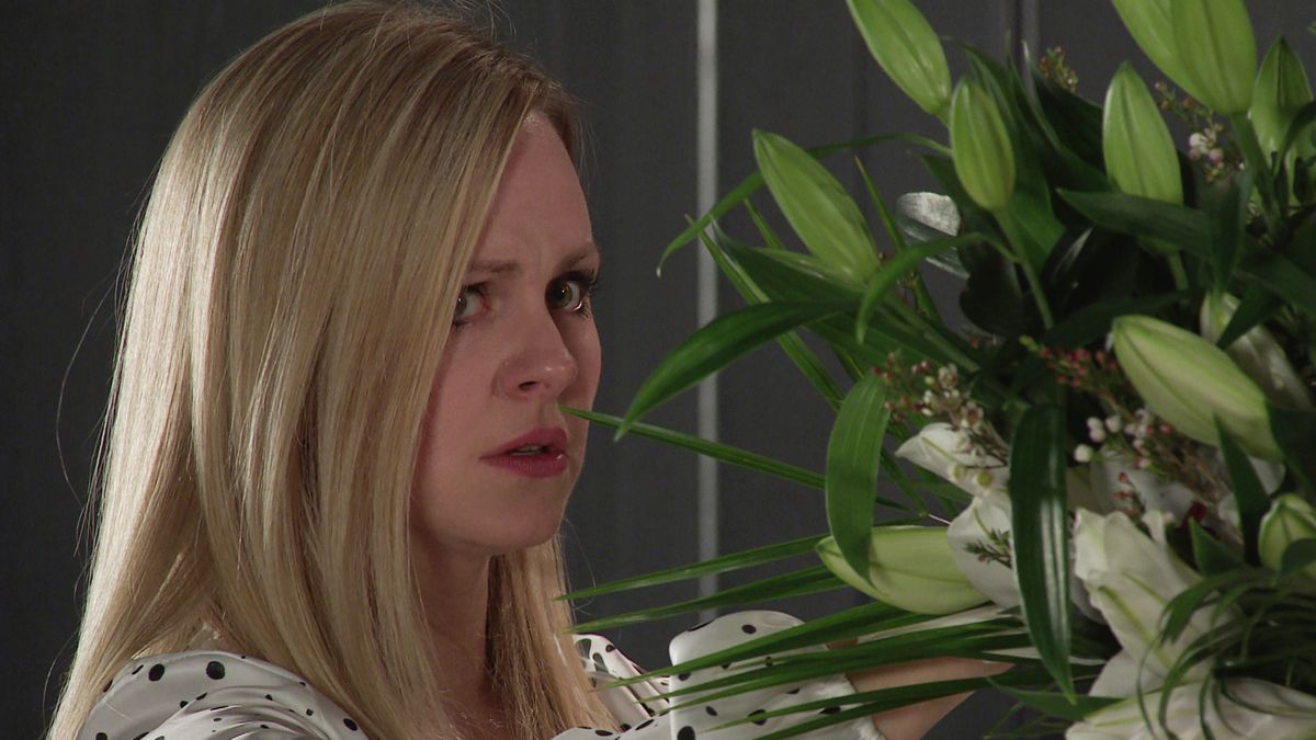 Sarah Platt learns that Adam didn&#039;t send her flowers.