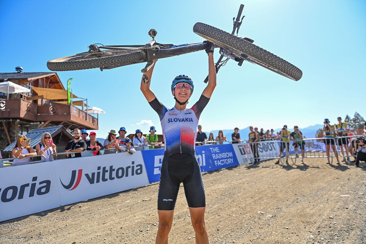 Vikt&oacute;ria Chladonov&aacute; wins the women's junior XCO race at the 2024 MTB World Championships