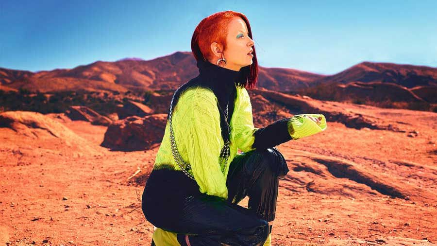 Shirley Manson in the desert