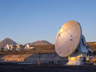 The final antenna for the Atacama Large Millimeter/submillimeter Array (ALMA) in Chile just before its delivery on Sept. 30, 2013.