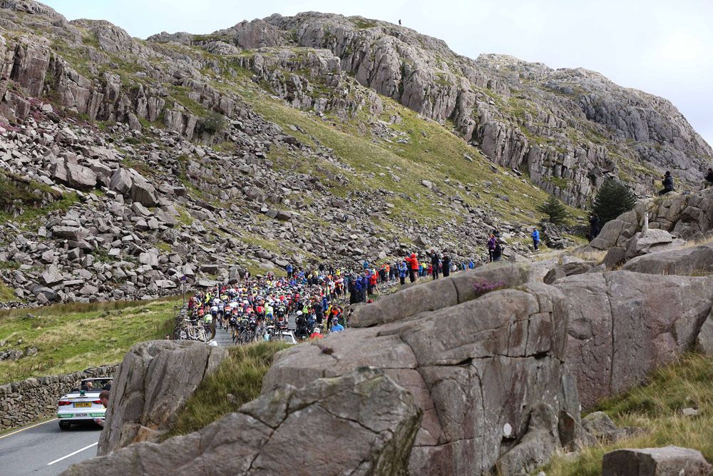 Peloton during stage 1